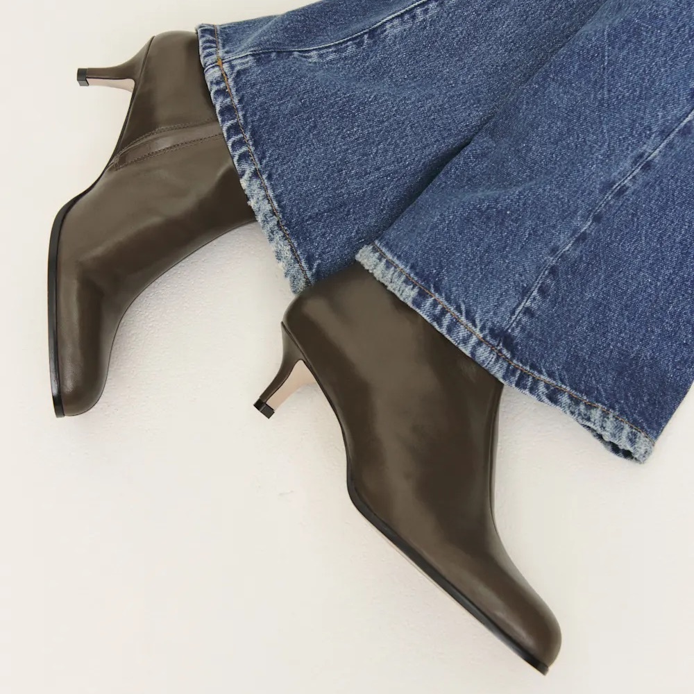 New Without Box Reformation Xyla Truffle Leather Ankle Boots Size 9